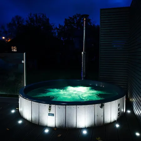 Luxury - Hot Tub & Sauna 발미에라